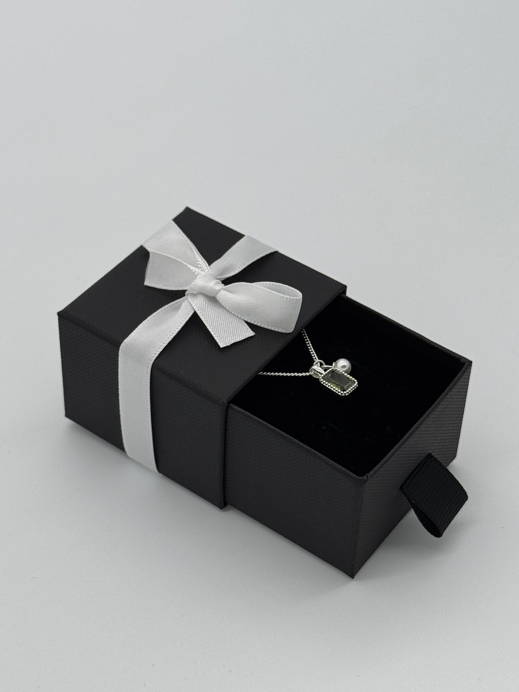 Collier mit edler Anhängerkombination - Oliver Baguette Stein, Perle, Herz