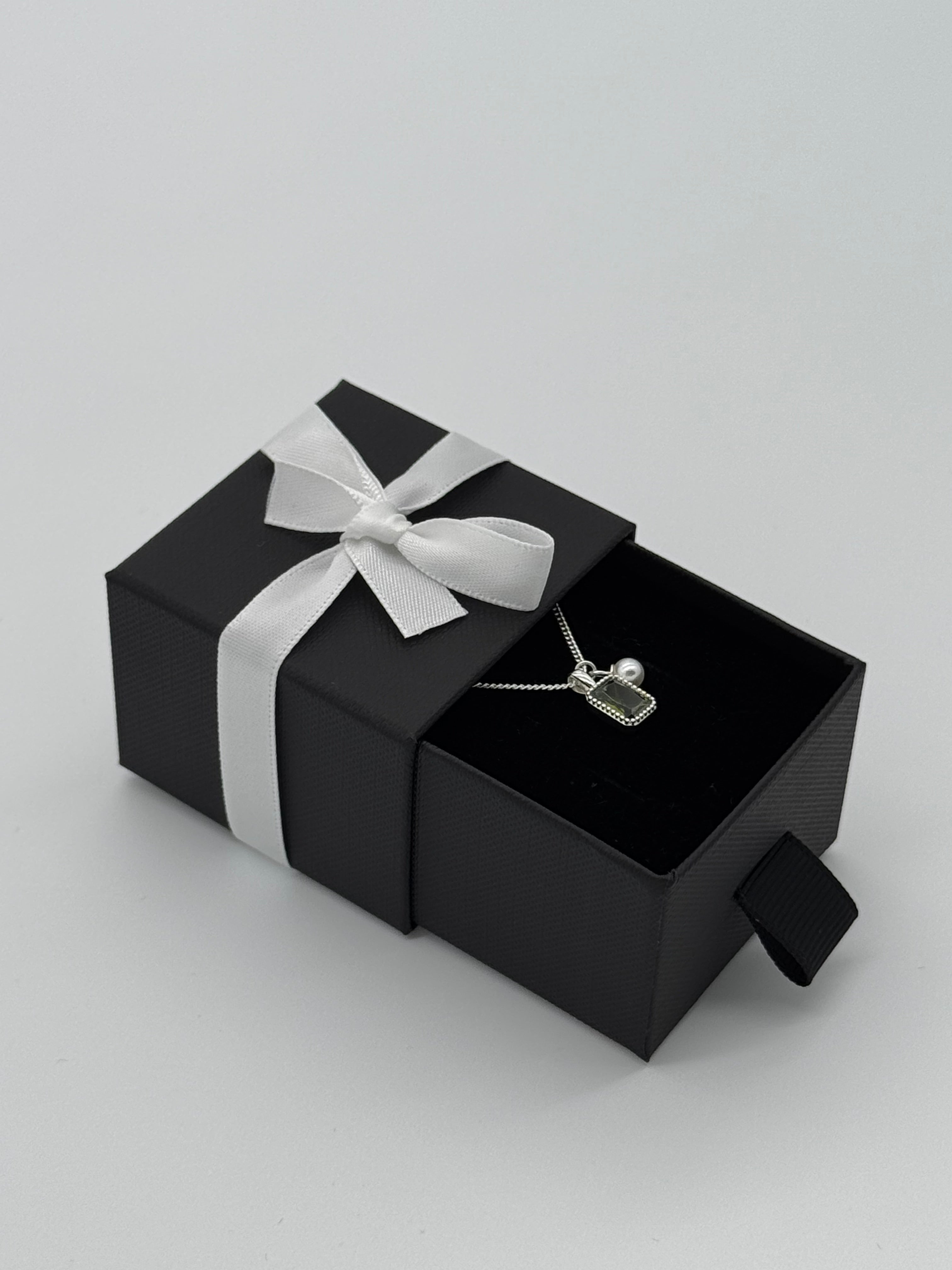 Collier mit edler Anhängerkombination - Oliver Baguette Stein, Perle, Herz