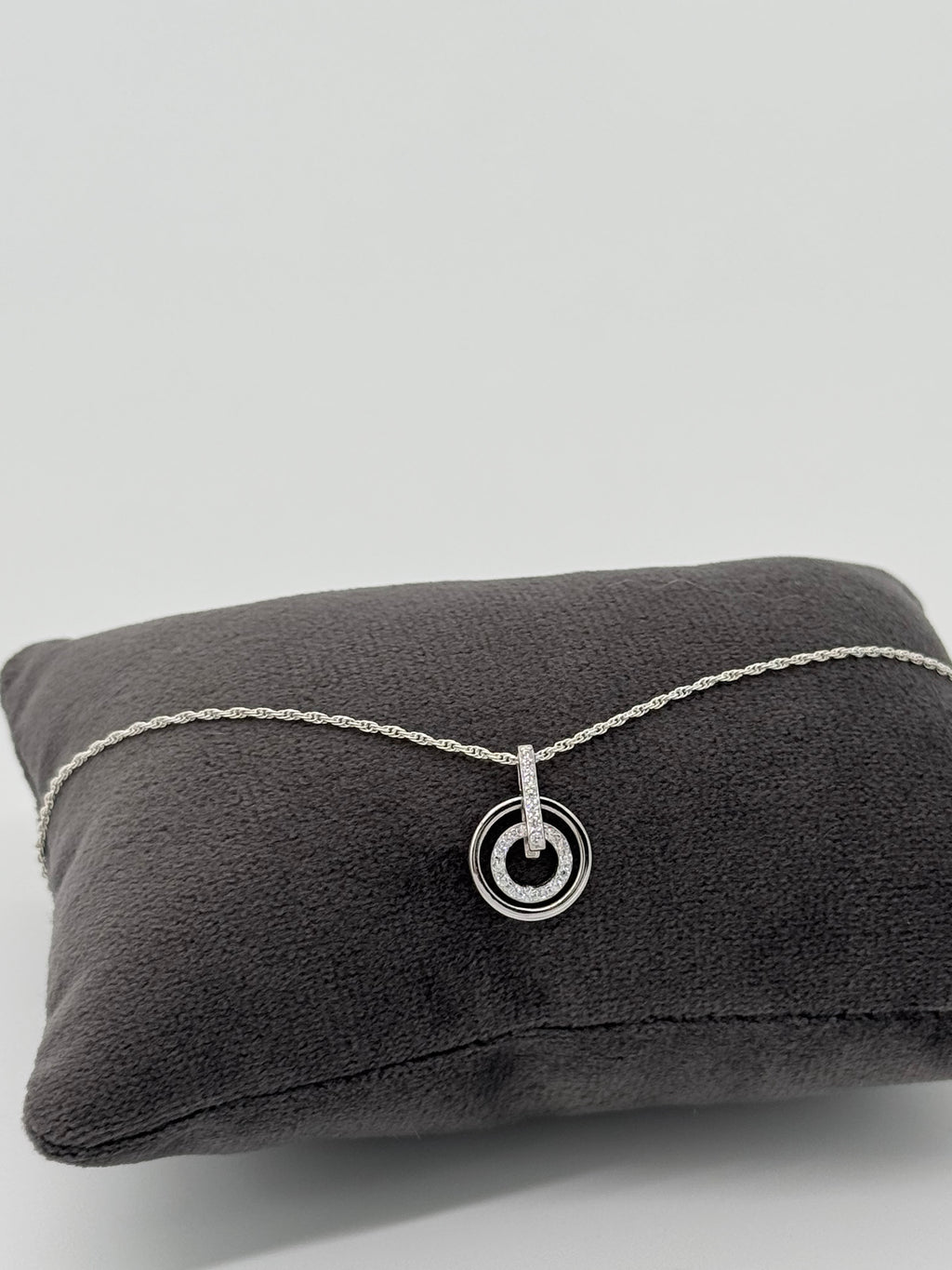 Funkelndes Circle Collier mit 21 Steinen in 925 Silber