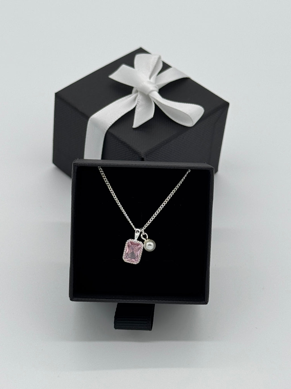 Collier mit edler Anhängerkombination - pinker Baguette Stein, Perle, Herz