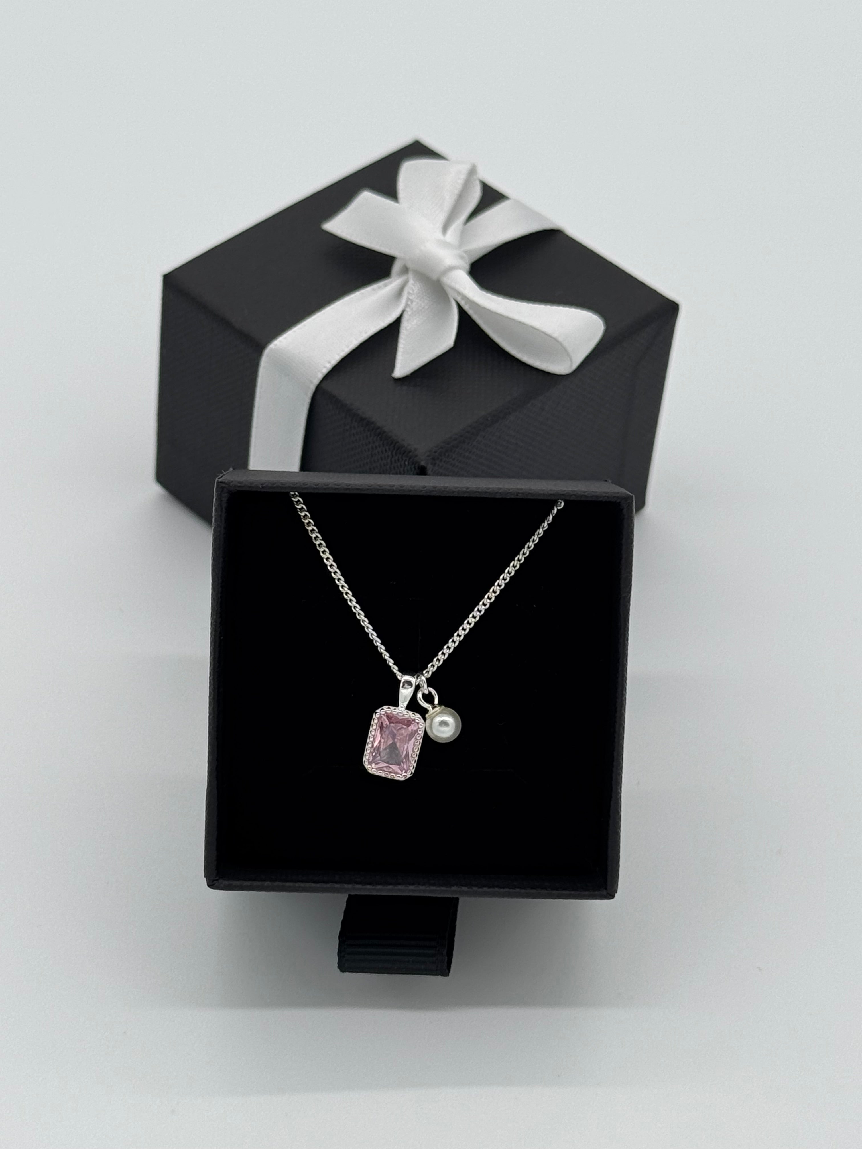 Collier mit edler Anhängerkombination - pinker Baguette Stein, Perle, Herz