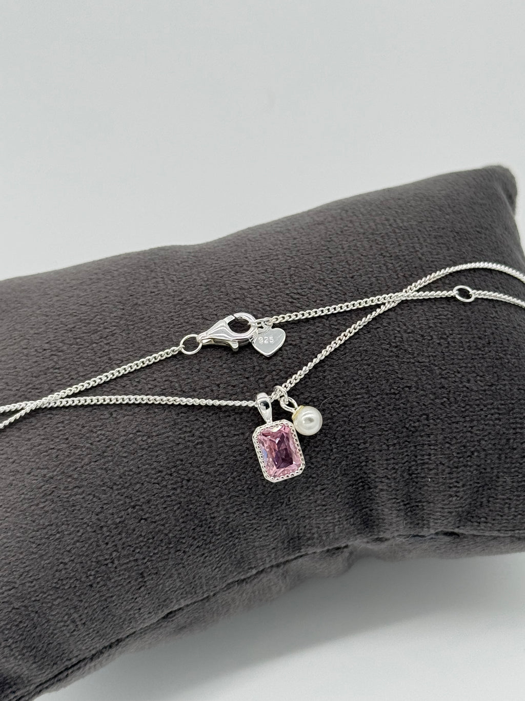 Collier mit edler Anhängerkombination - pinker Baguette Stein, Perle, Herz