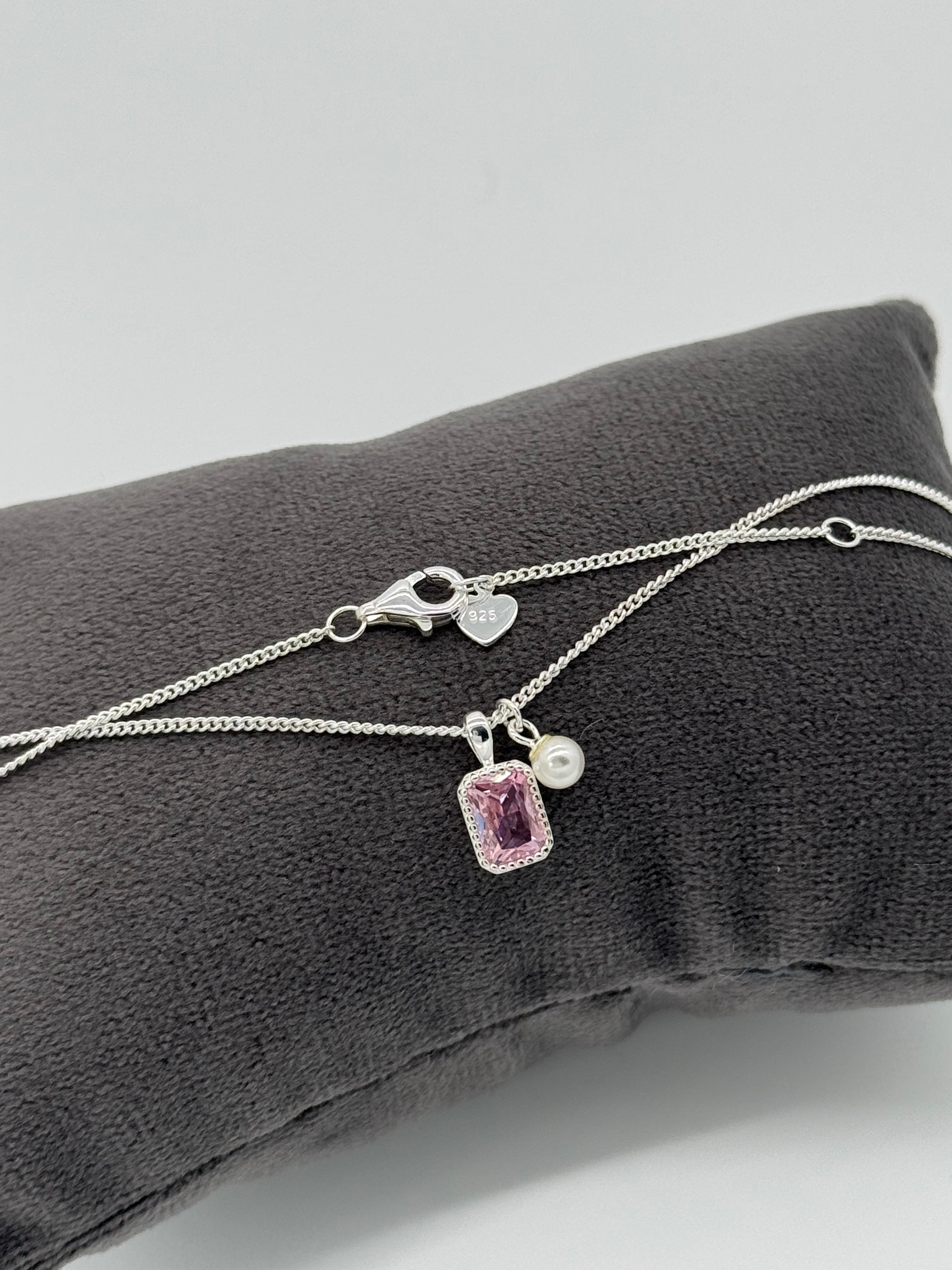 Collier mit edler Anhängerkombination - pinker Baguette Stein, Perle, Herz