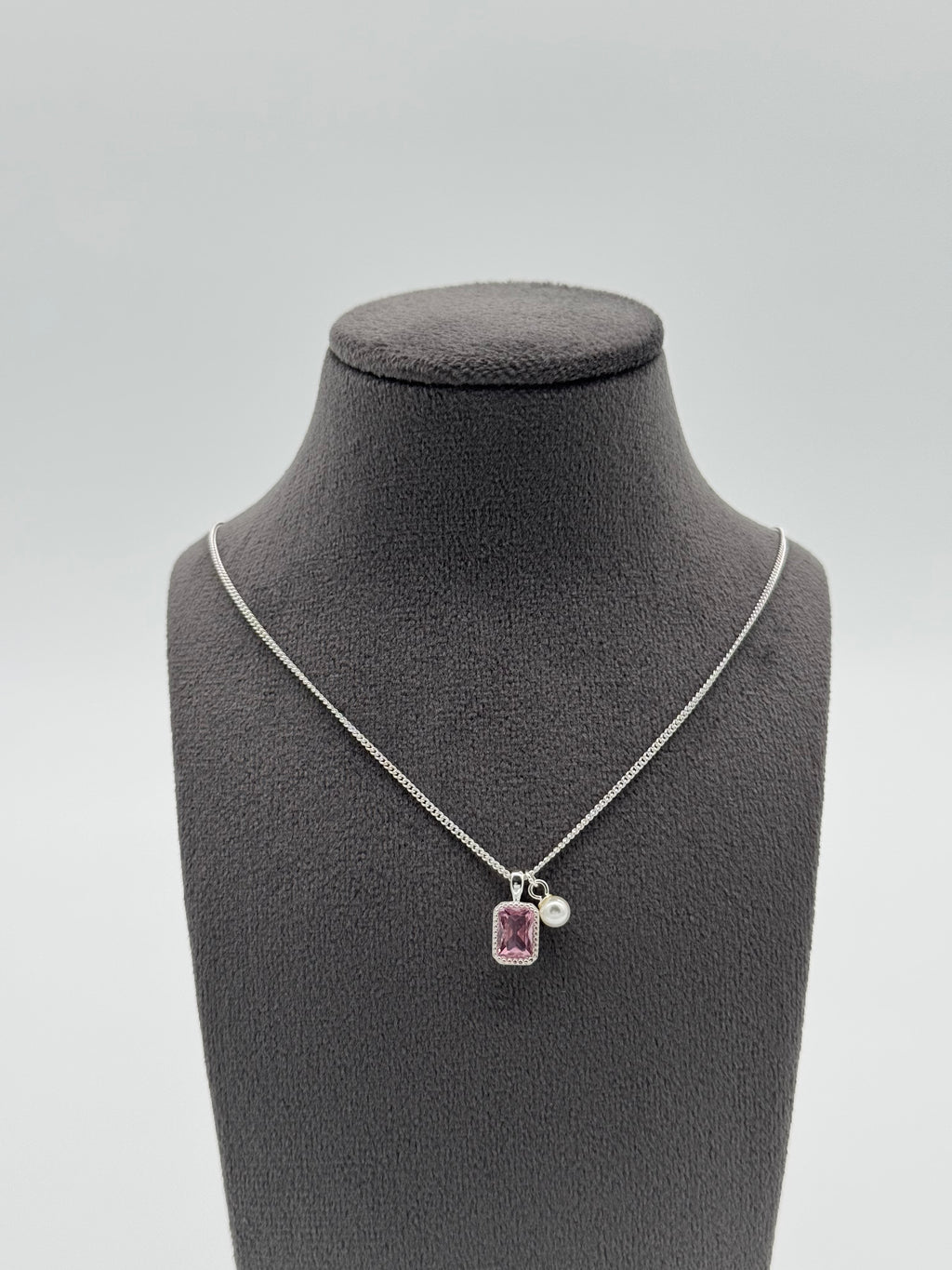 Collier mit edler Anhängerkombination - pinker Baguette Stein, Perle, Herz