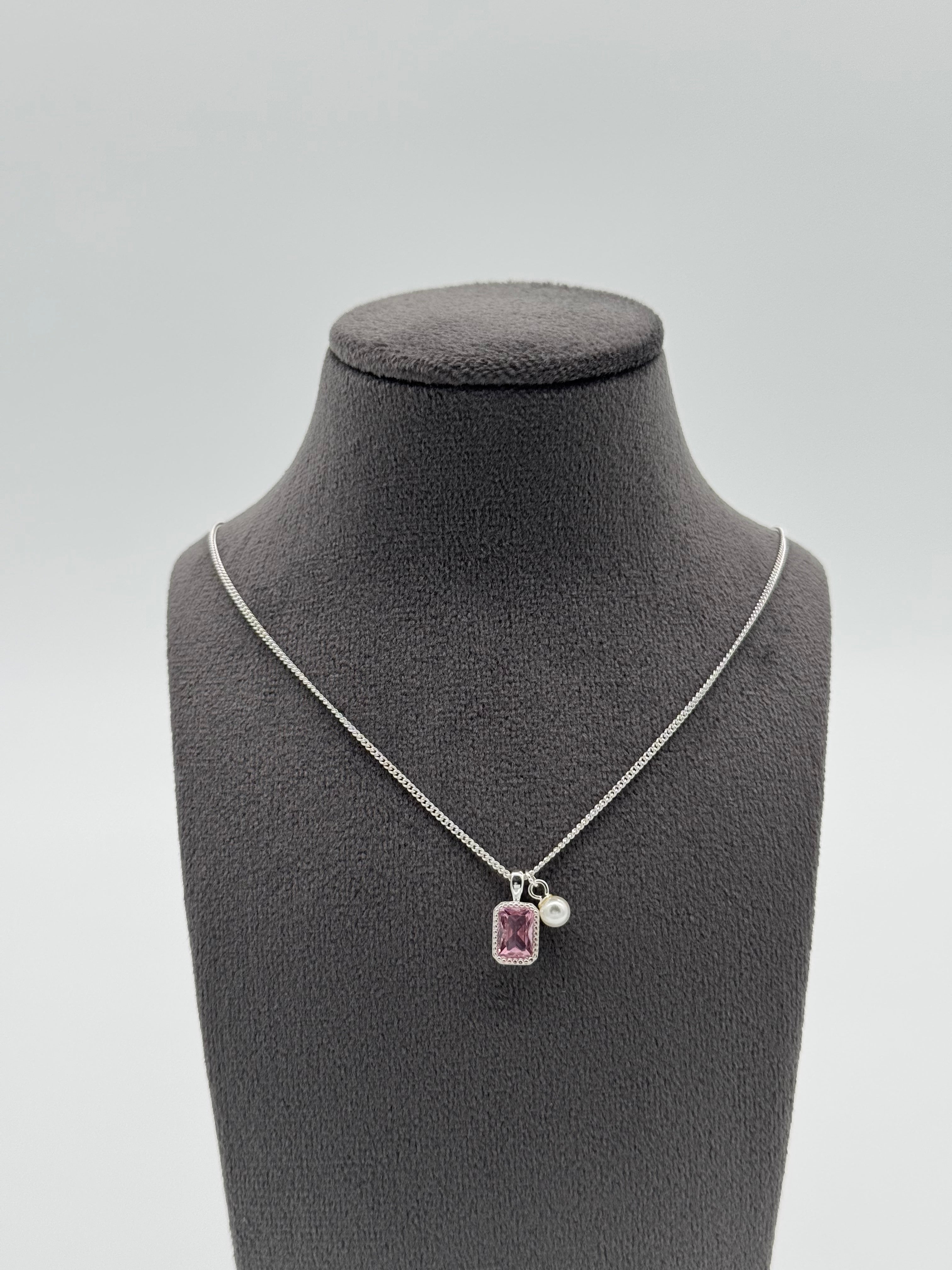 Collier mit edler Anhängerkombination - pinker Baguette Stein, Perle, Herz