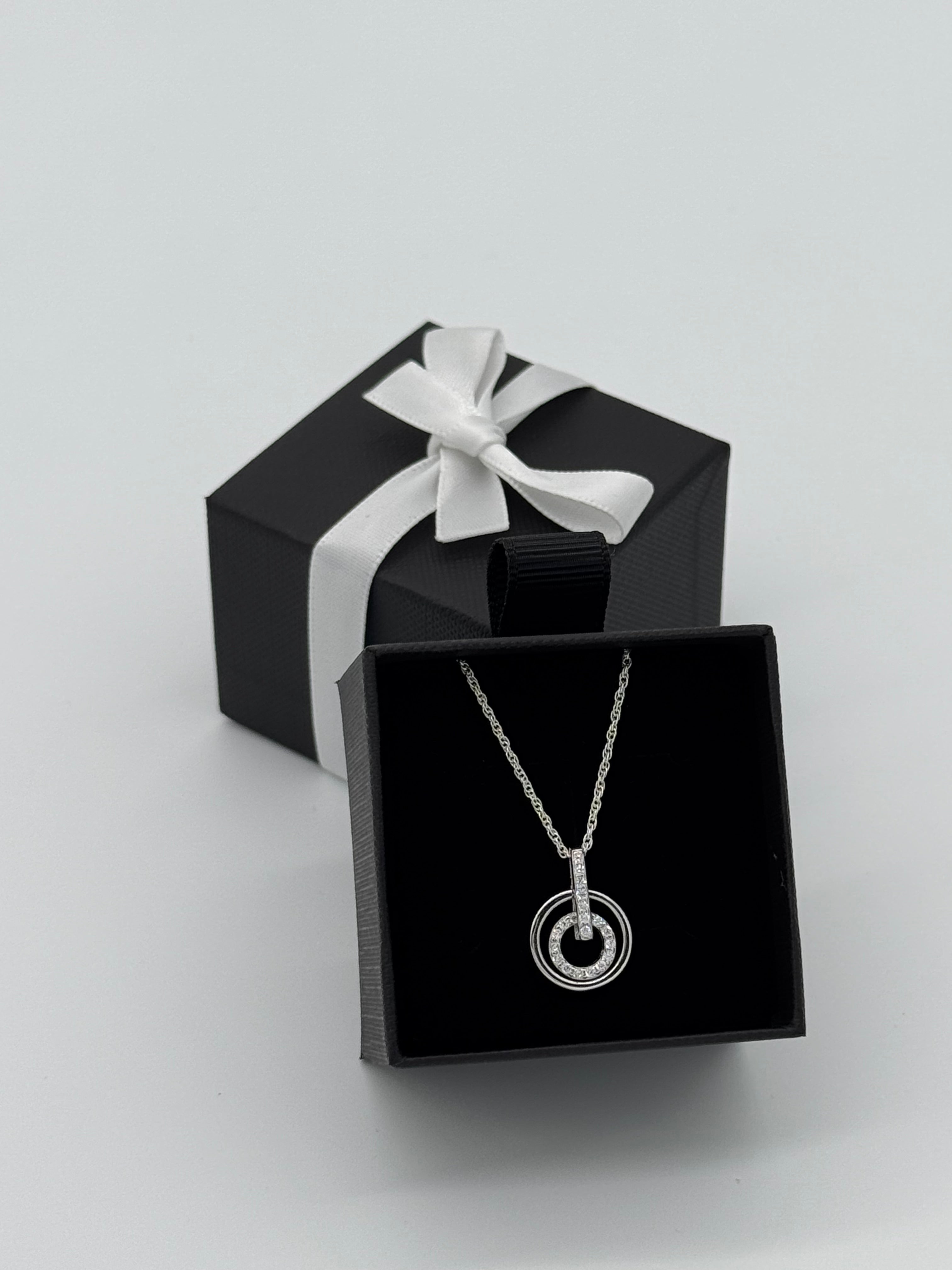 Funkelndes Circle Collier mit 21 Steinen in 925 Silber