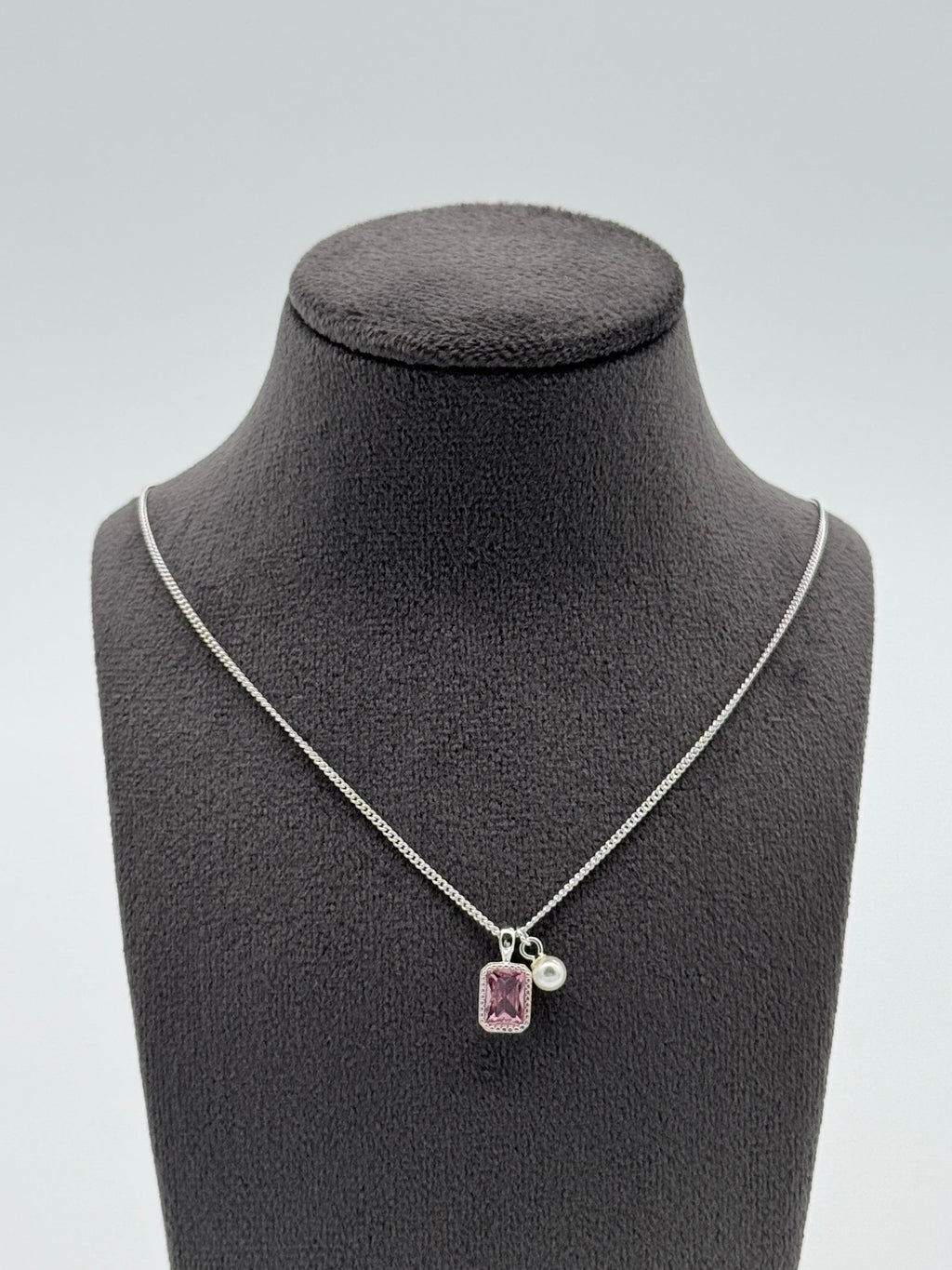 Collier mit edler Anhängerkombination - pinker Baguette Stein, Perle, Herz