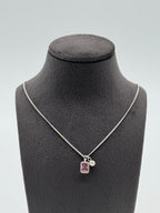 Collier mit edler Anhängerkombination - pinker Baguette Stein, Perle, Herz