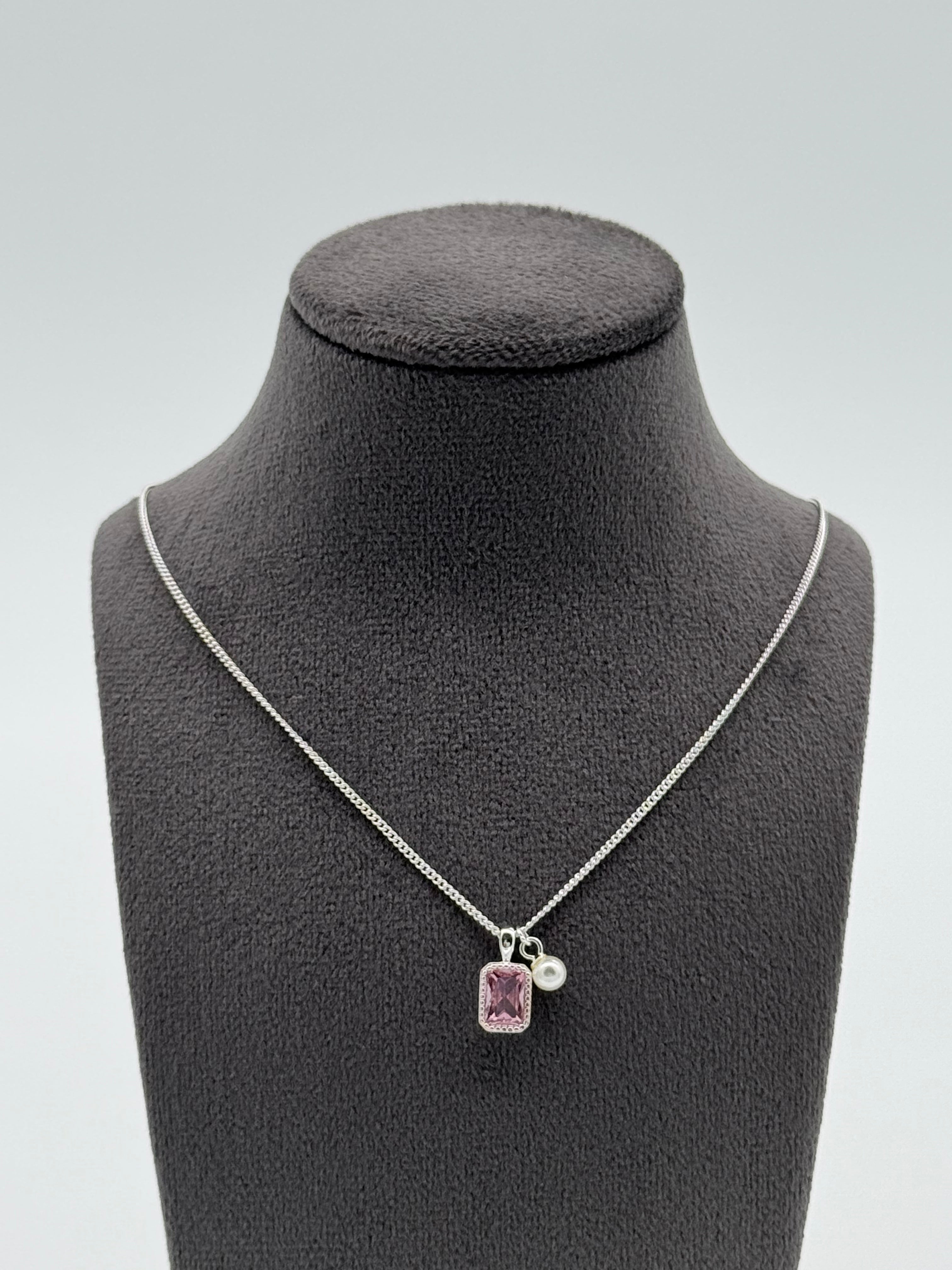 Collier mit edler Anhängerkombination - pinker Baguette Stein, Perle, Herz