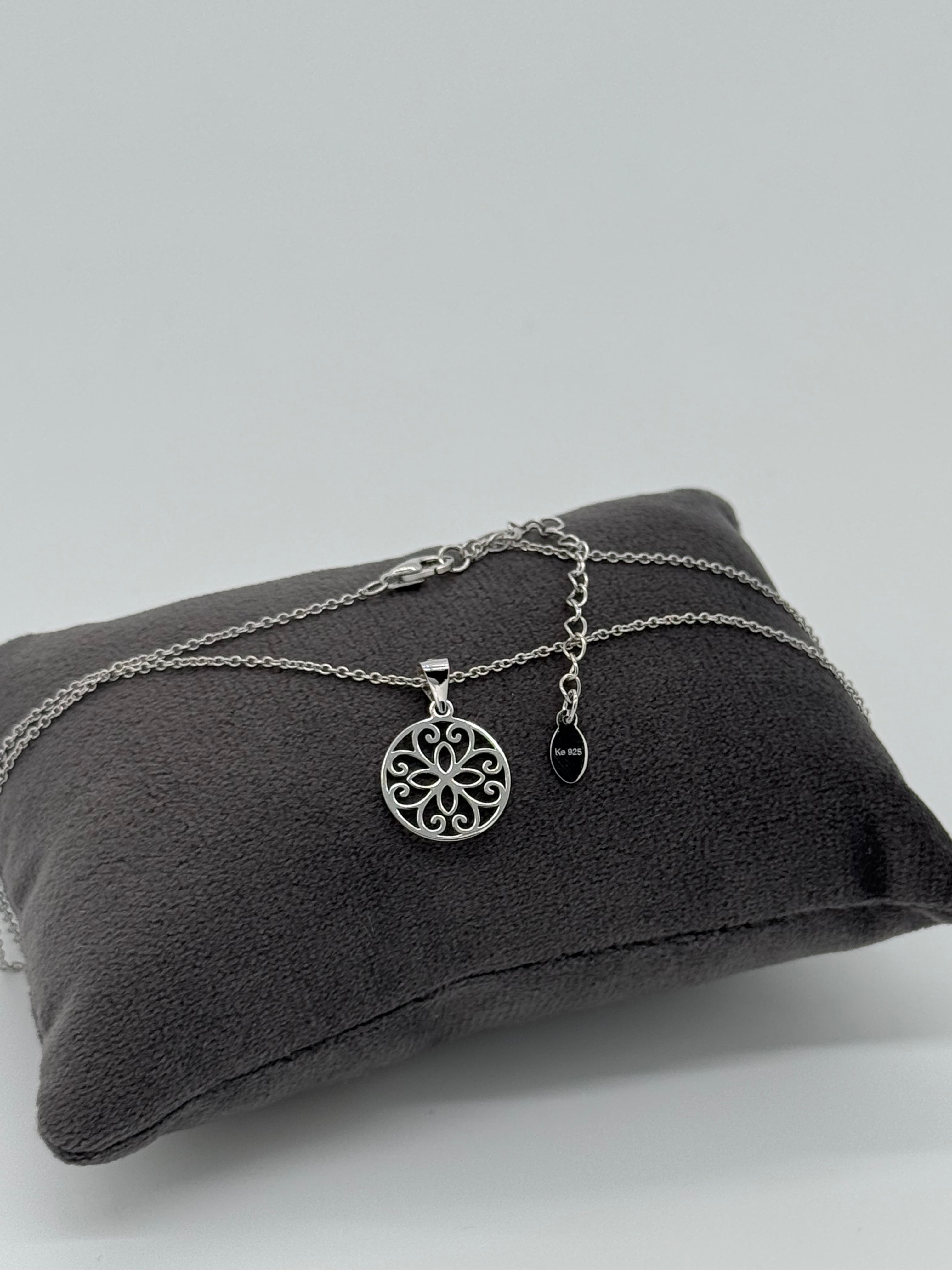 Zartes Blumen Collier – Inspiriert von der Natur 🌸