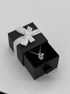 Collier mit edler Anhängerkombination - pinker Baguette Stein, Perle, Herz