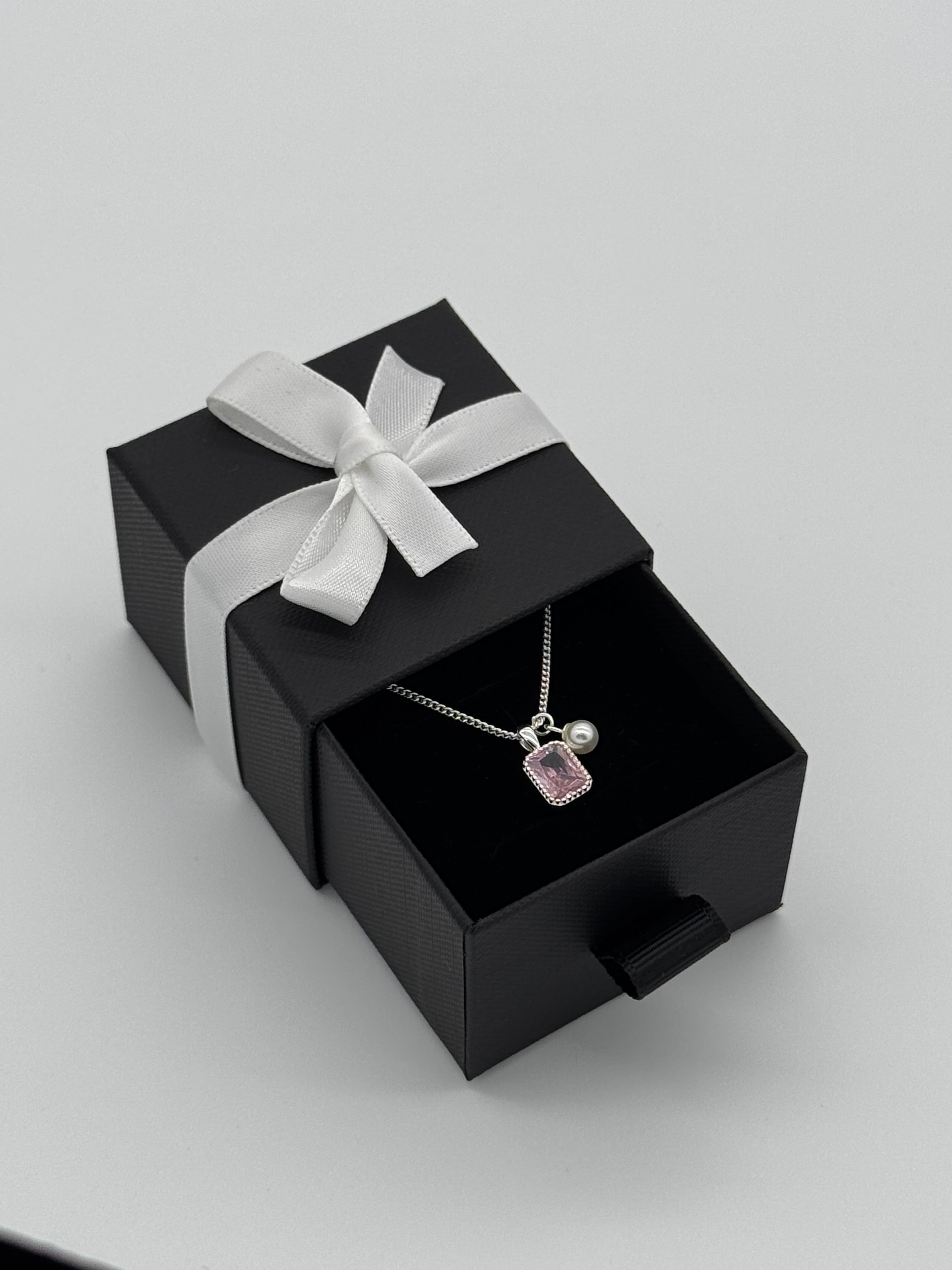 Collier mit edler Anhängerkombination - pinker Baguette Stein, Perle, Herz