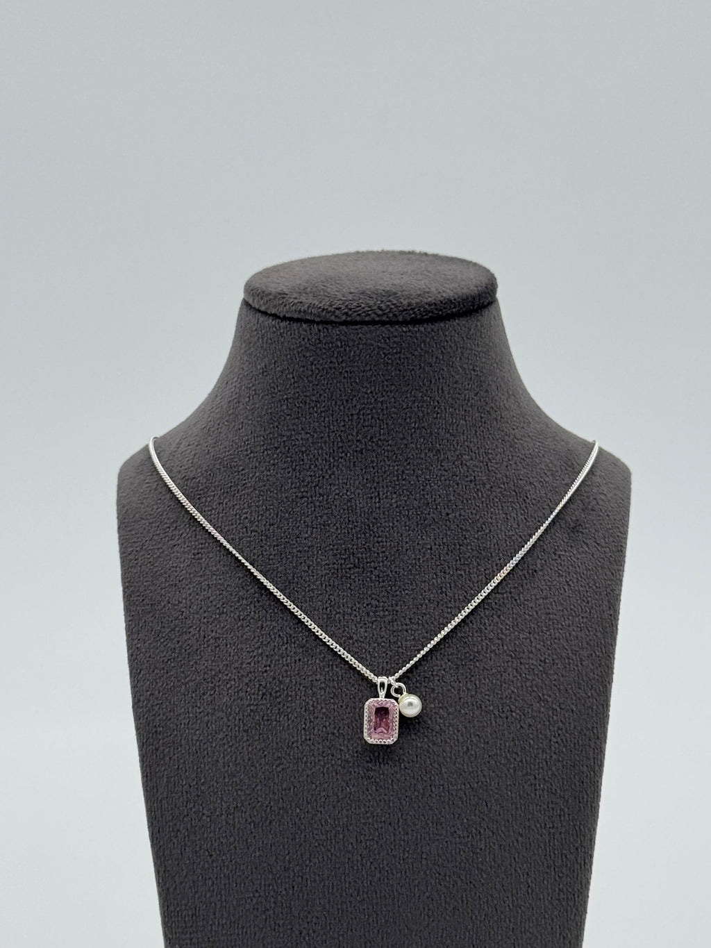 Collier mit edler Anhängerkombination - pinker Baguette Stein, Perle, Herz