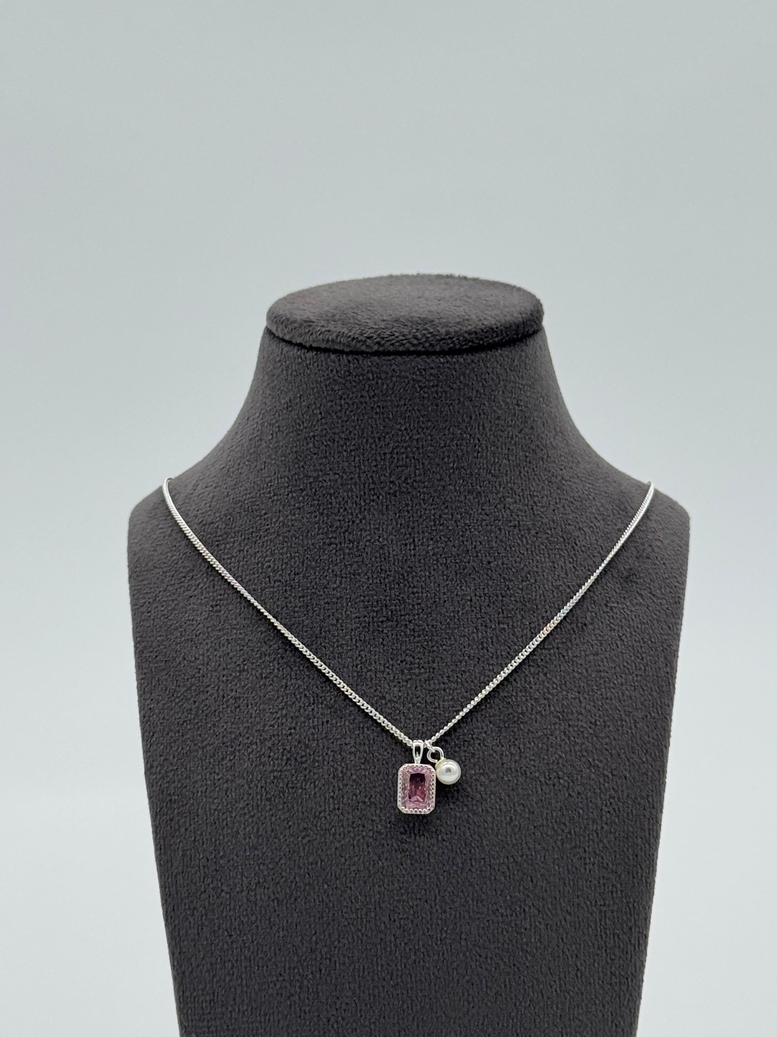 Collier mit edler Anhängerkombination - pinker Baguette Stein, Perle, Herz