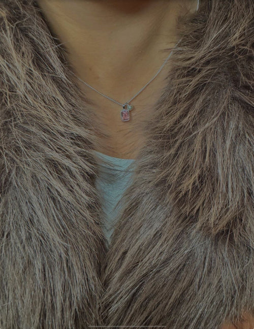 Collier mit edler Anhängerkombination - pinker Baguette Stein, Perle, Herz